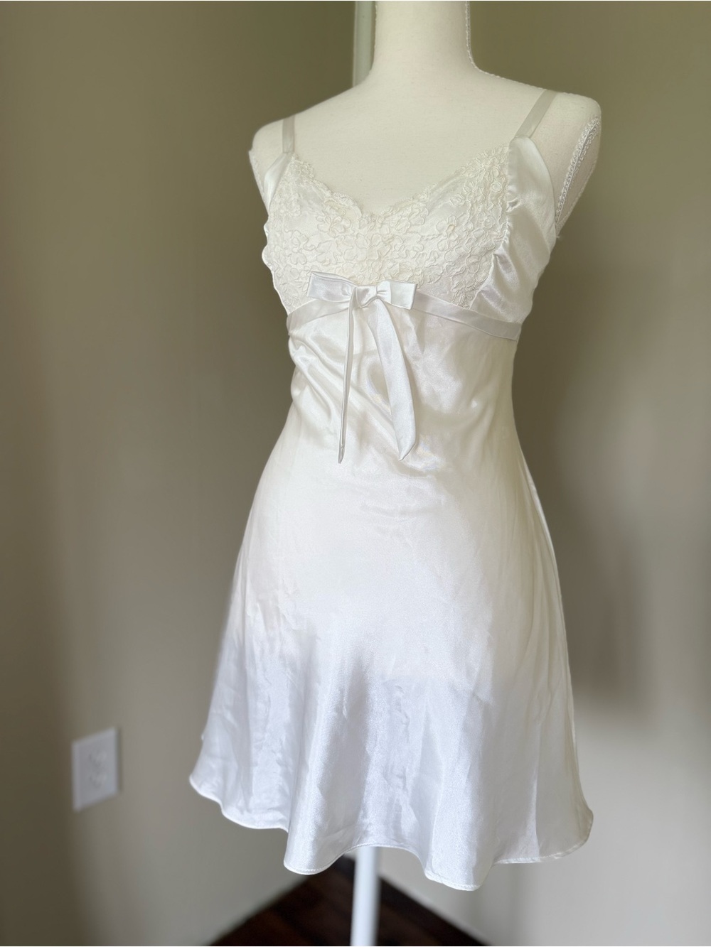 Bridal Lace Chemise 🤍 Jones New York White Lace-Trim Satin Slip Bow Wedding PJs - Picture 3 of 10